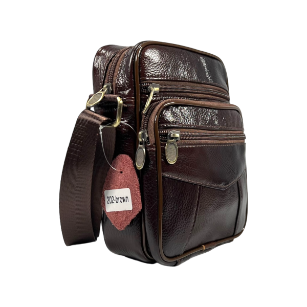 Стильная сумка через плечо, цвет коричневый, 4 отделения. Стильная сумка через плечо, цвет коричневый, 4 отделения.