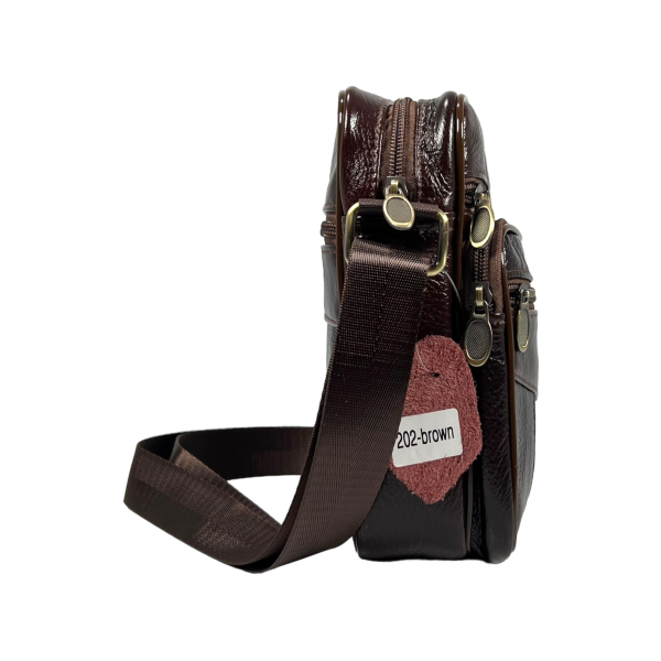 Стильная сумка через плечо, цвет коричневый, 4 отделения. Стильная сумка через плечо, цвет коричневый, 4 отделения.