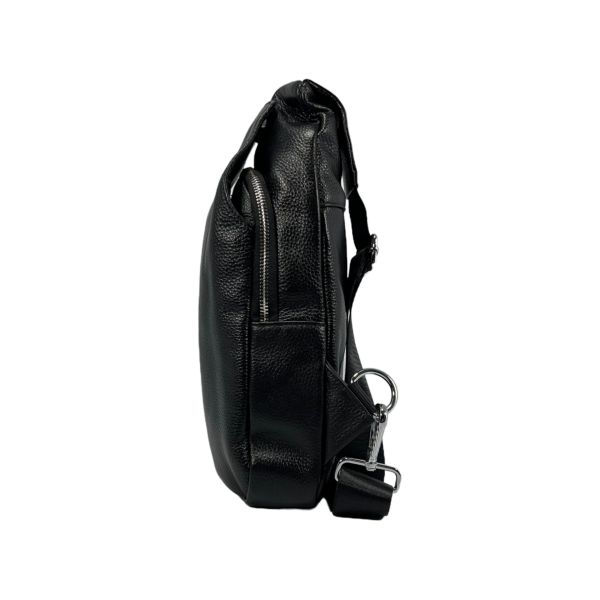 Сумка-слинг на два отделения, застежка на молнии и магните, черного цвета Сумка-слинг на два отделения, застежка на молнии и магните, черного цвета