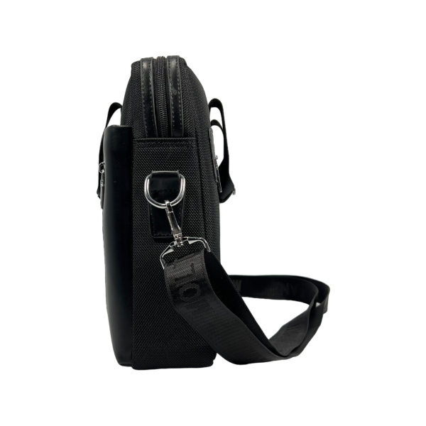 Вместительная и стильная мужская сумка через плечо на два отделения, цвет черный Вместительная и стильная мужская сумка через плечо на два отделения, цвет черный