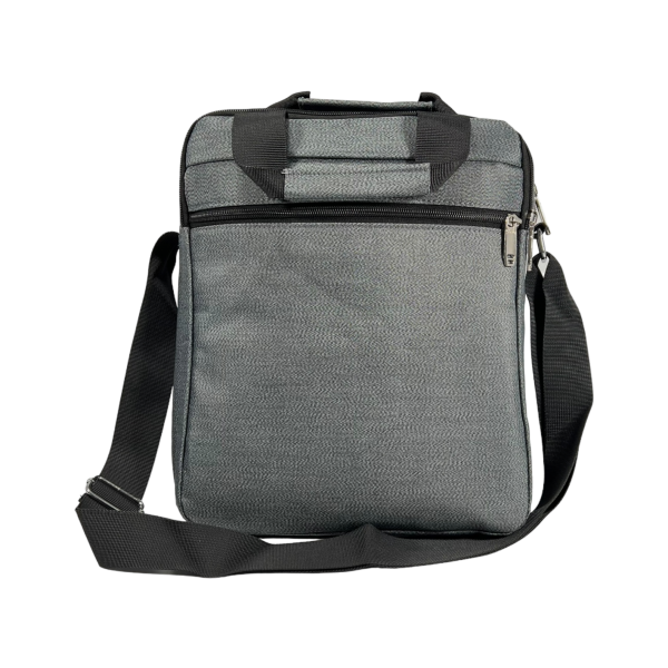 Сумка через плечо на четыре отделения изготовлена из качественного текстиля, серая Сумка через плечо на четыре отделения изготовлена из качественного текстиля, серая