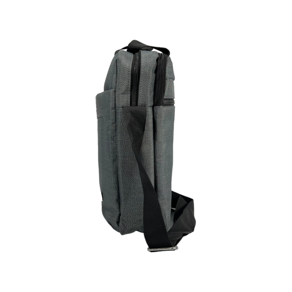 Сумка через плечо на четыре отделения изготовлена из качественного текстиля, серая Сумка через плечо на четыре отделения изготовлена из качественного текстиля, серая