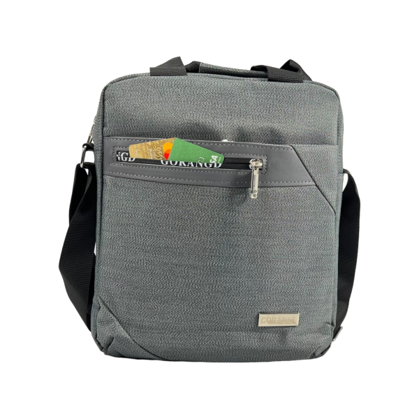 Сумка через плечо на четыре отделения изготовлена из качественного текстиля, серая Сумка через плечо на четыре отделения изготовлена из качественного текстиля, серая