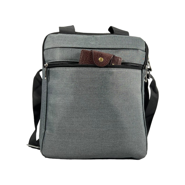 Сумка через плечо на четыре отделения изготовлена из качественного текстиля, серая Сумка через плечо на четыре отделения изготовлена из качественного текстиля, серая