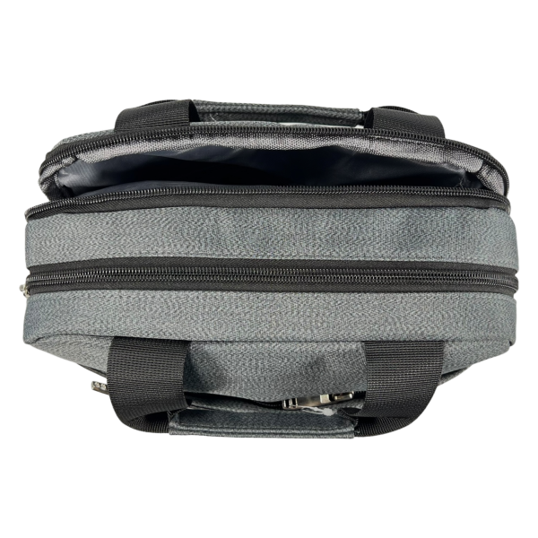 Сумка через плечо на четыре отделения изготовлена из качественного текстиля, серая Сумка через плечо на четыре отделения изготовлена из качественного текстиля, серая