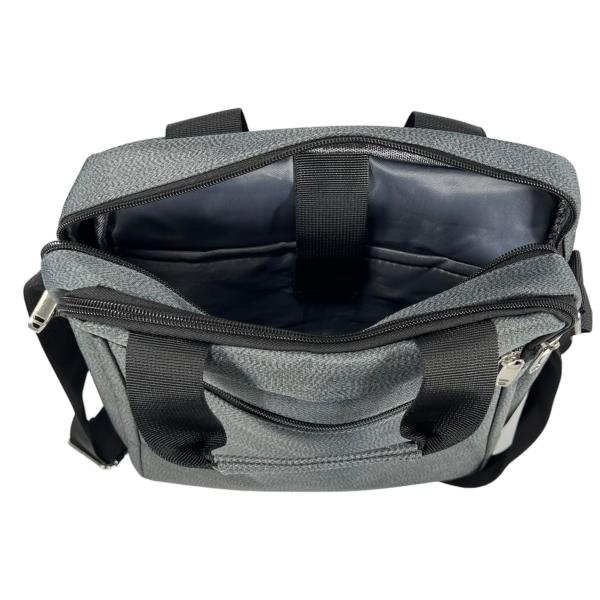Сумка через плечо на четыре отделения изготовлена из качественного текстиля, серая Сумка через плечо на четыре отделения изготовлена из качественного текстиля, серая