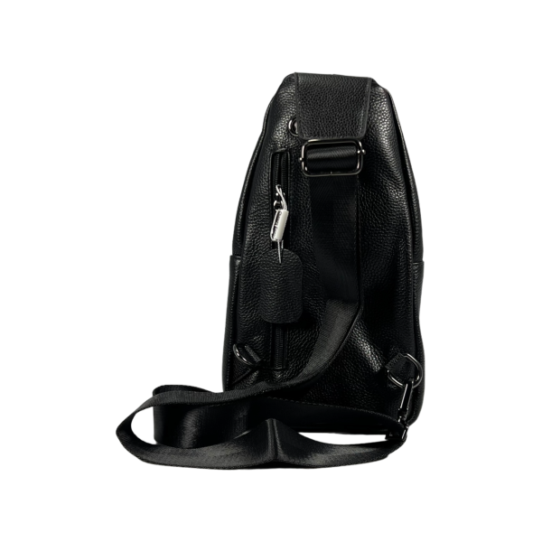 Кожаная мужская сумка-слинг на три отделения черного цвета Кожаная мужская сумка-слинг на три отделения черного цвета
