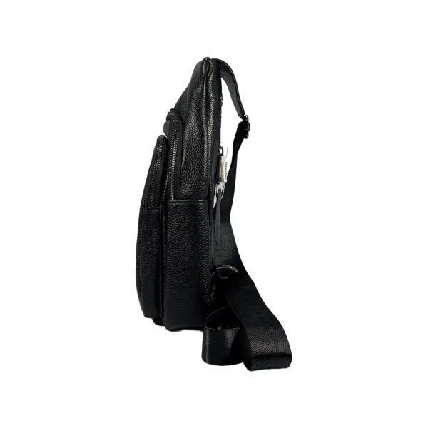 Кожаная мужская сумка-слинг на три отделения черного цвета Кожаная мужская сумка-слинг на три отделения черного цвета