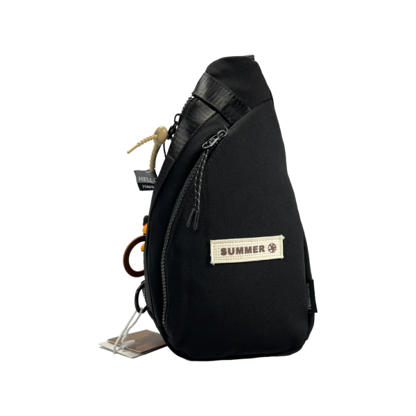 Современная сумка-слинг оснащена 2 отделами и застежкой на молнии, черная