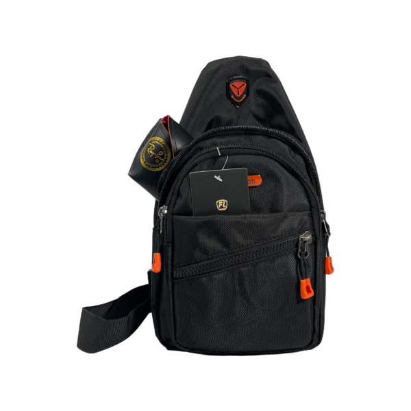 Удобная сумка слинг на три отделения черного цвета. Удобная сумка слинг на три отделения черного цвета.