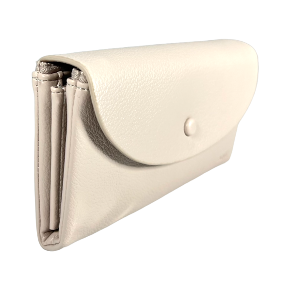 Кошелек из экокожи молочного цвета с кнопочной застежкой Кошелек из экокожи молочного цвета с кнопочной застежкой