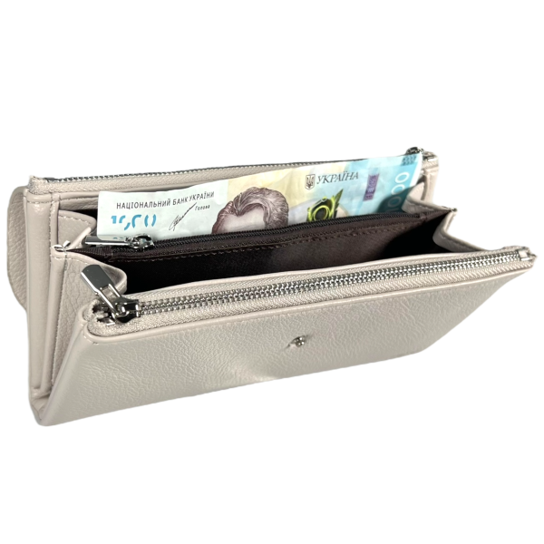 Кошелек из экокожи молочного цвета с кнопочной застежкой Кошелек из экокожи молочного цвета с кнопочной застежкой