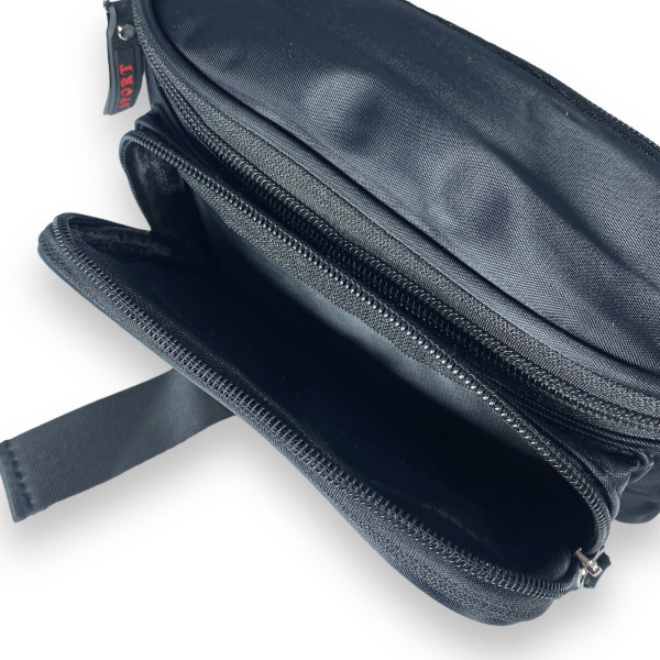 Сумка-бананка черного цвета на молнии, два фронтальных кармана