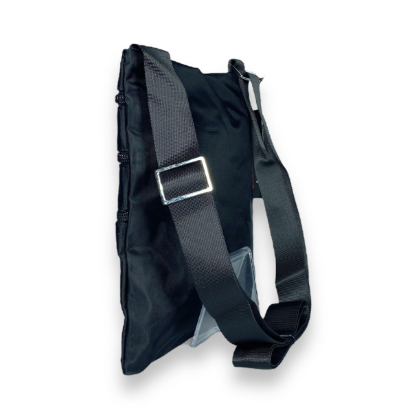 Сумка через плечо , три фронтальных кармана на молнии, черная