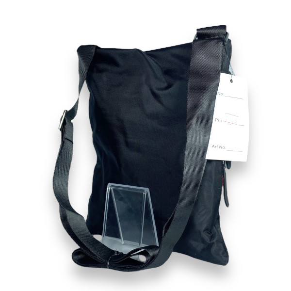 Сумка через плечо , три фронтальных кармана на молнии, черная