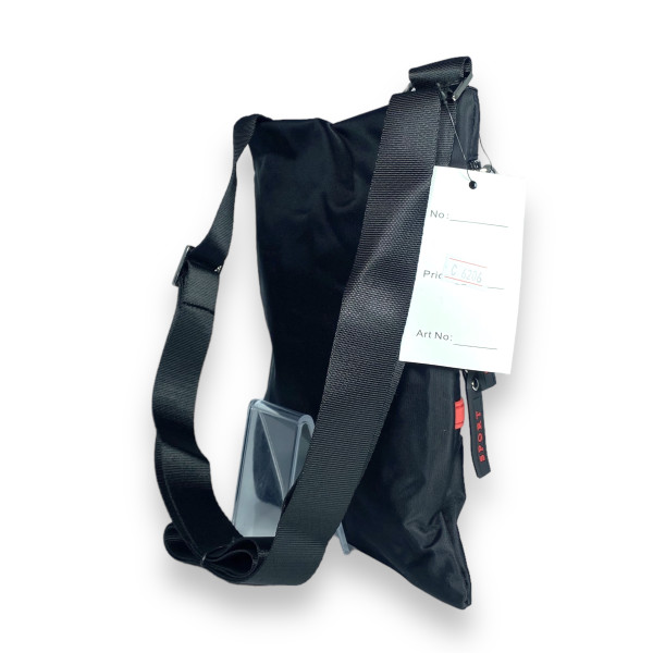 Сумка через плечо , три фронтальных кармана на молнии, черная