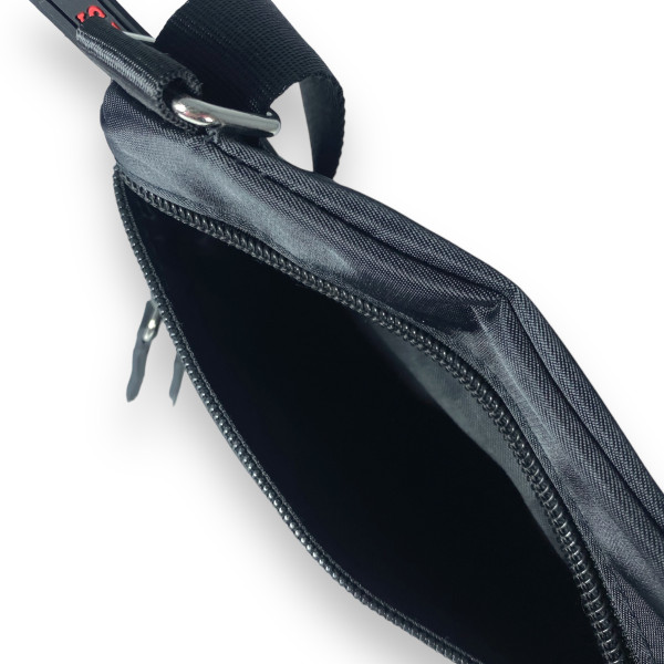 Сумка через плечо , три фронтальных кармана на молнии, черная