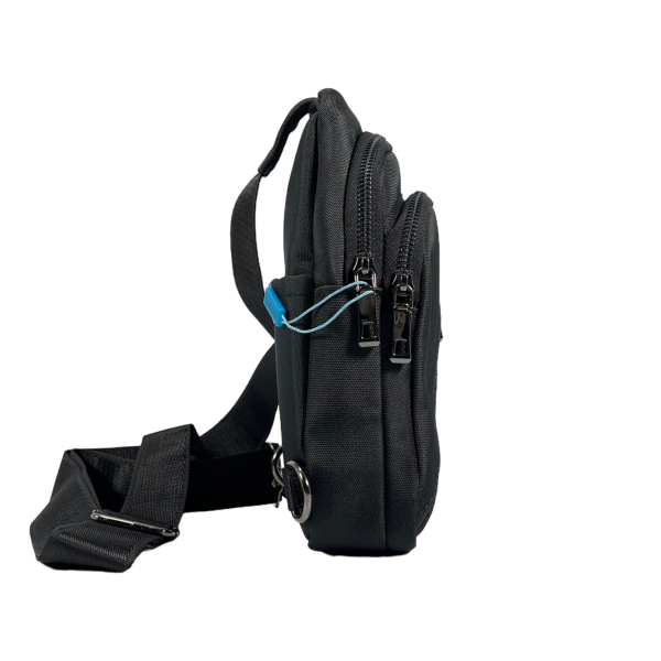 Сумка-слинг на три отделения черного цвета, застежка на молнии