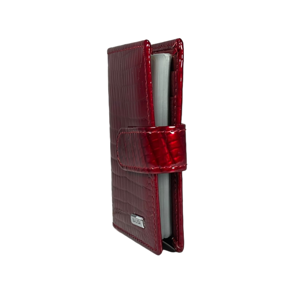 Визитница из лакированной искусственной кожи, красного цвета.