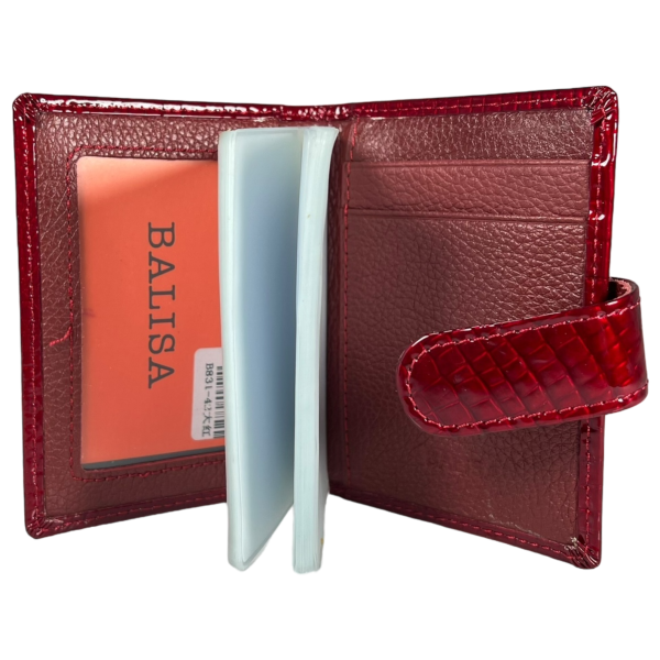 Визитница из лакированной искусственной кожи, красного цвета.