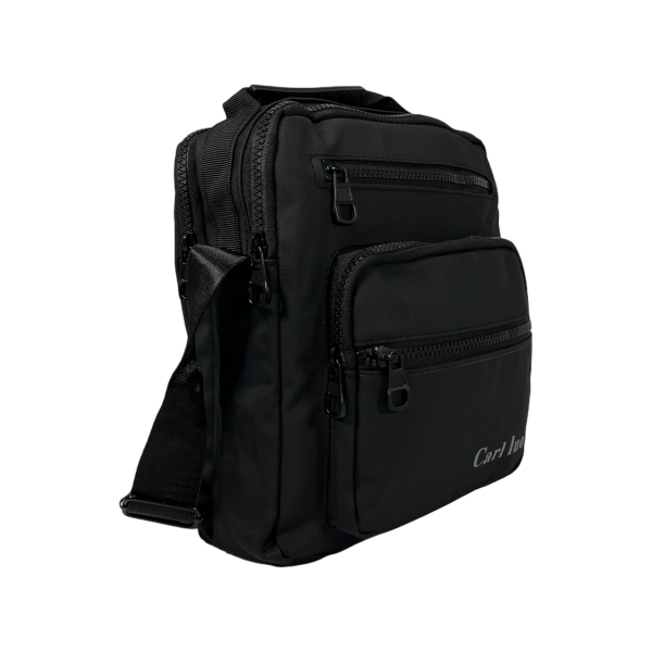 Сумка через плечо на 5 отделений черного цвета.