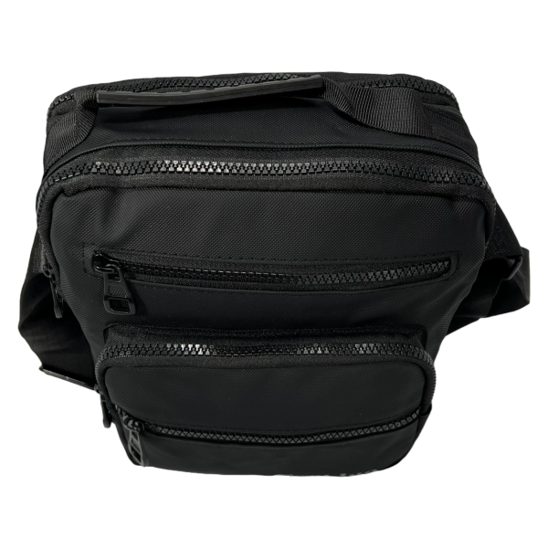 Сумка через плечо на 5 отделений черного цвета.