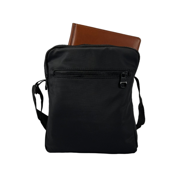 Сумка через плечо на 5 отделений черного цвета.