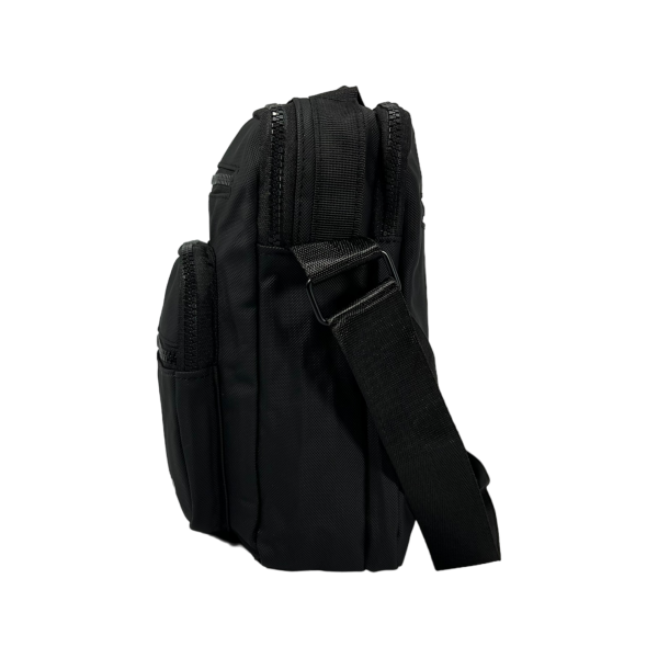 Сумка через плечо на 5 отделений черного цвета.