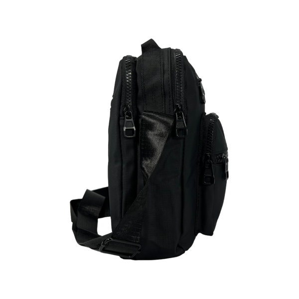 Сумка через плечо на 5 отделений черного цвета.