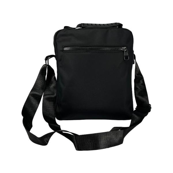 Сумка через плечо на 5 отделений черного цвета.