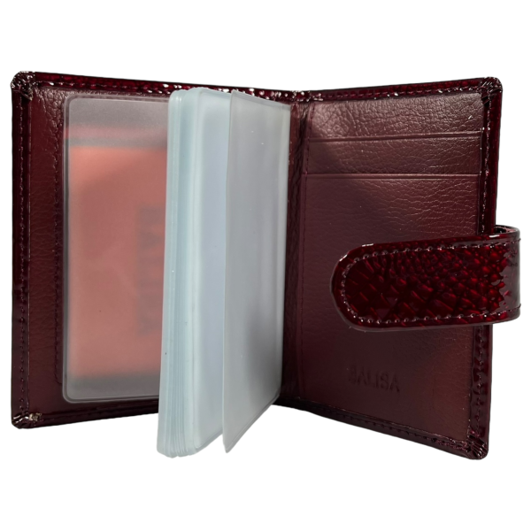 Визитница на 30 отделений из лакированной искусственной кожи, бордовая. Визитница на 30 отделений из лакированной искусственной кожи, бордовая.