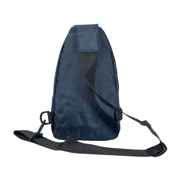 Сумка-слинг имеет четыре отделения и выход для наушников, синяя Сумка-слинг имеет четыре отделения и выход для наушников, синяя