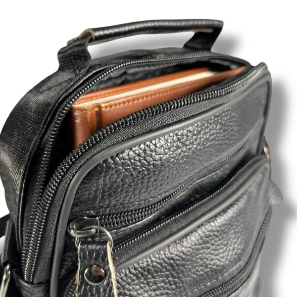 Кожаная сумка через плечо на одно отделение, три фронтальных кармана, черная Кожаная сумка через плечо на одно отделение, три фронтальных кармана, черная