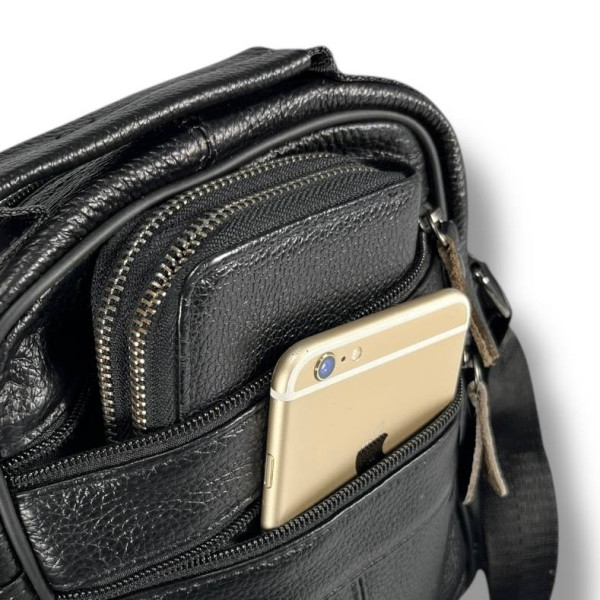 Кожаная сумка через плечо на одно отделение, три фронтальных кармана, черная Кожаная сумка через плечо на одно отделение, три фронтальных кармана, черная