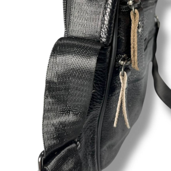 Кожаная сумка через плечо на одно отделение, три фронтальных кармана, черная Кожаная сумка через плечо на одно отделение, три фронтальных кармана, черная