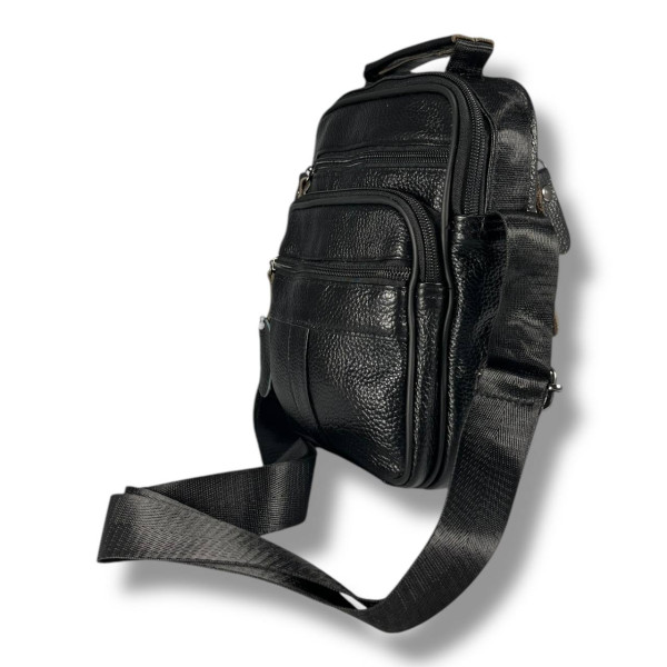 Кожаная сумка через плечо на одно отделение, три фронтальных кармана, черная Кожаная сумка через плечо на одно отделение, три фронтальных кармана, черная