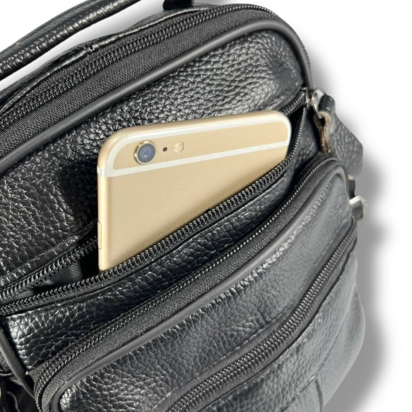 Кожаная сумка через плечо на одно отделение, три фронтальных кармана, черная Кожаная сумка через плечо на одно отделение, три фронтальных кармана, черная