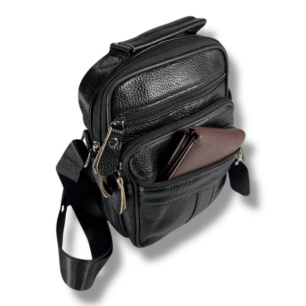 Кожаная сумка через плечо на одно отделение, три фронтальных кармана, черная Кожаная сумка через плечо на одно отделение, три фронтальных кармана, черная