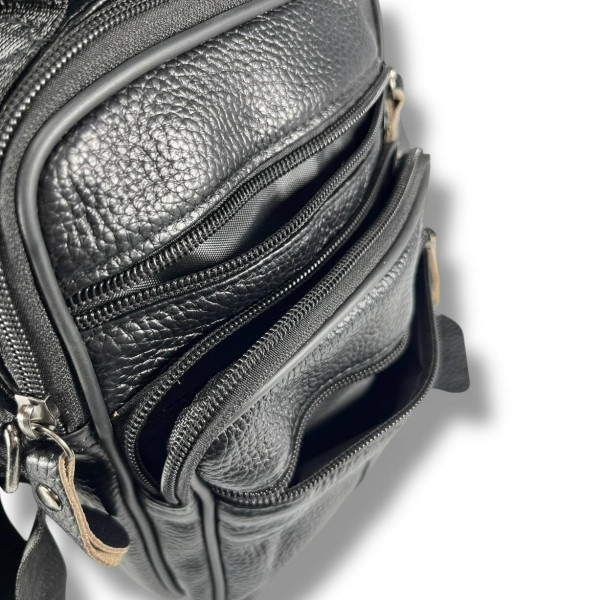 Кожаная сумка через плечо на одно отделение, три фронтальных кармана, черная Кожаная сумка через плечо на одно отделение, три фронтальных кармана, черная