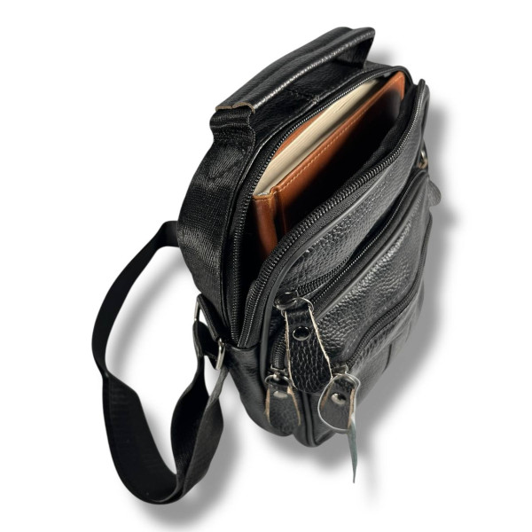 Кожаная сумка через плечо на одно отделение, три фронтальных кармана, черная Кожаная сумка через плечо на одно отделение, три фронтальных кармана, черная