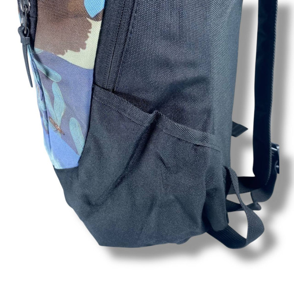 Міський рюкзак водовідштовхувальний чорний з принтом є відділення для ноутбука (до 15.4")