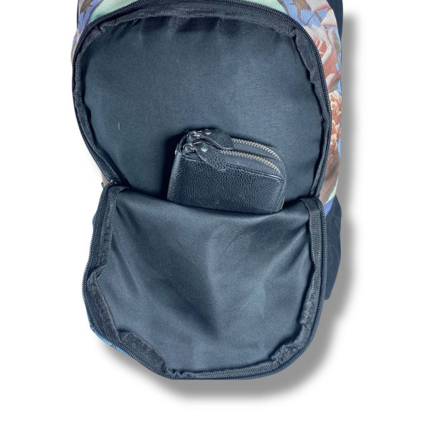 Міський рюкзак водовідштовхувальний чорний з принтом є відділення для ноутбука (до 15.4")