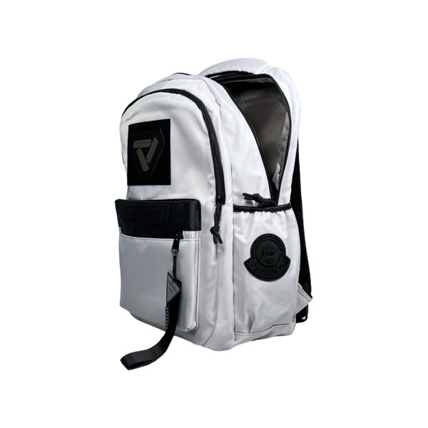 Школьный рюкзак на три отделения, 23 л, цвет белый Школьный рюкзак на три отделения, 23 л, цвет белый