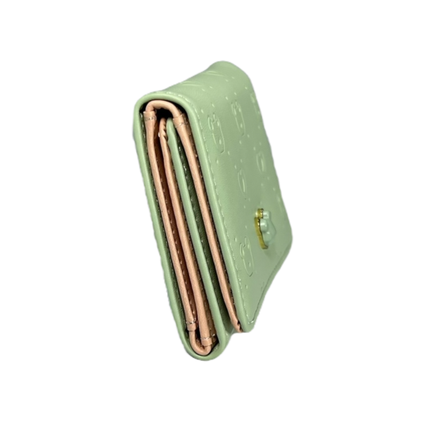 Гаманець жіночий з екошкіри, зеленого кольору, із кнопковою застібкою Гаманець жіночий з екошкіри, зеленого кольору, із кнопковою застібкою