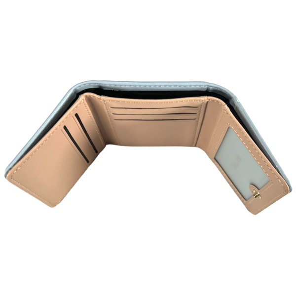 Кошелек голубого цвета с экокожи, застежка на кнопке