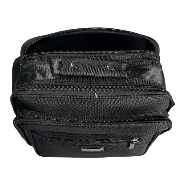 Стильна і комфортна сумка через плече, 4 відділення, текстиль, чорна Стильна і комфортна сумка через плече, 4 відділення, текстиль, чорна